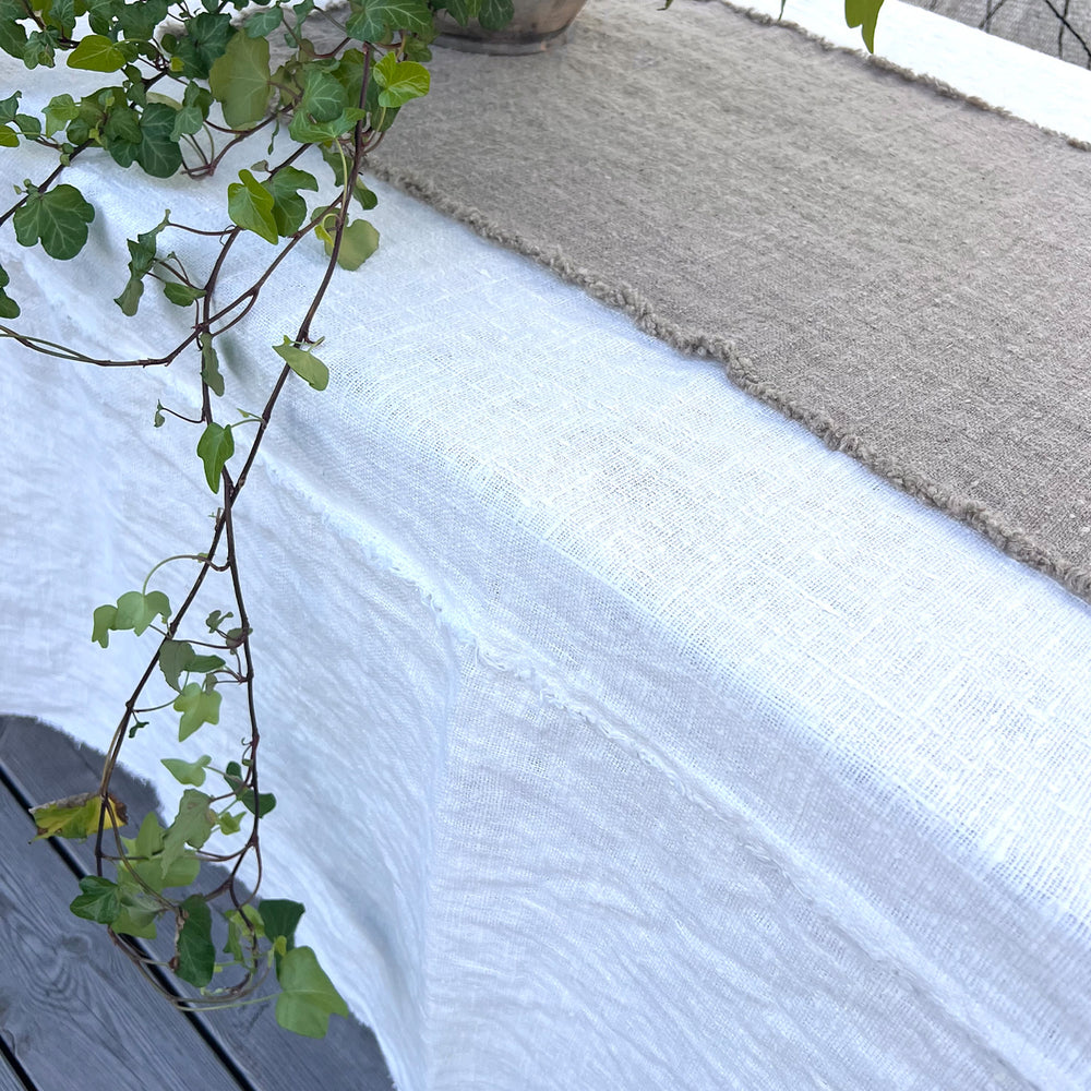 AquaVireo Fringed Linen Tablecloth / White